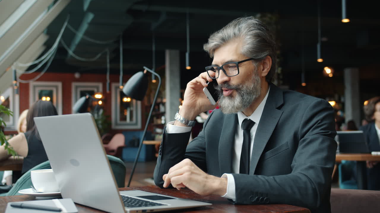 hombre de negocios trabajando en un café