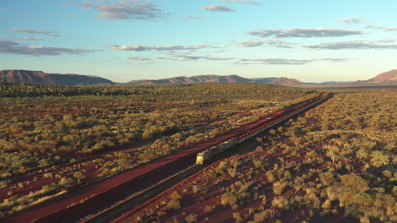 excelente toma aérea de un tren de carbón que viaja a través de tom price, australia
