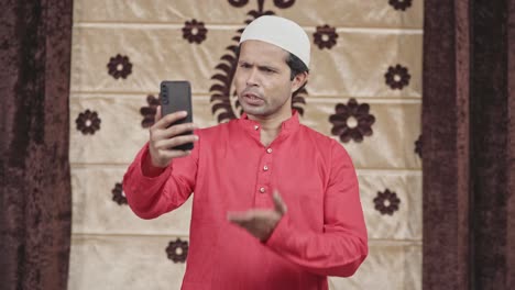 hombre musulmán enojado hablando en una videollamada