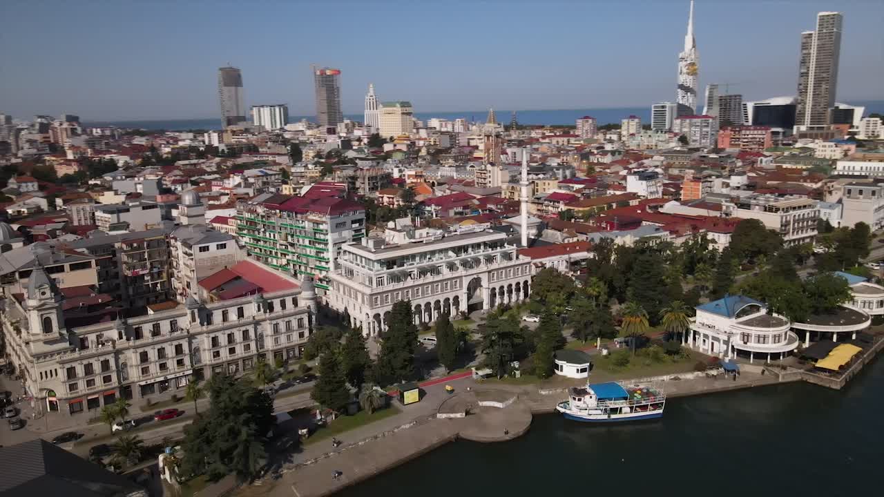 vista superior de la ciudad de batumi con edificios viejos y nuevos y el lado de la costa con el mar negro y los barcos también