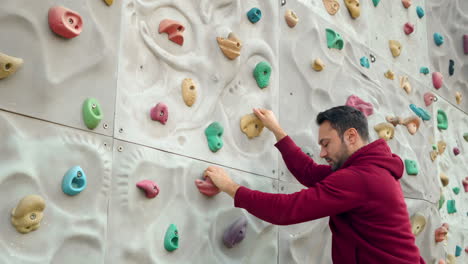 Hombre-Adulto-Medio-En-Forma-Ejercicio-En-La-Pared-De-Escalada