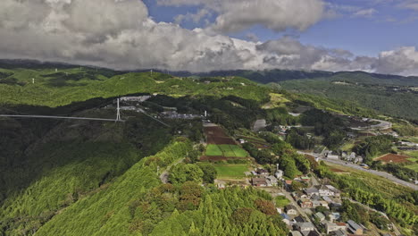 mishima japan aerial v4 drone flyover sasahara shinden uchwyca most sky walk, dziwne górskie miasto, zbocza wzgórz, pola uprawne i górski krajobraz - nakręcone za pomocą mavic 3 pro cine - październik 2023