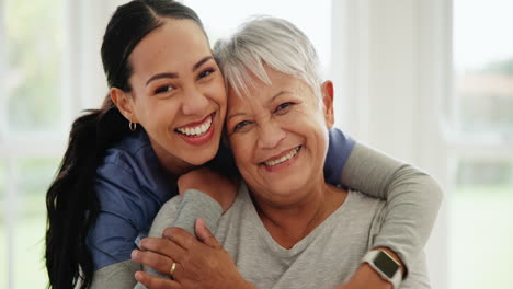 Seniorenbetreuung,-Krankenschwester-Und-Umarmung-Mit-Lächeln-Zur-Unterstützung