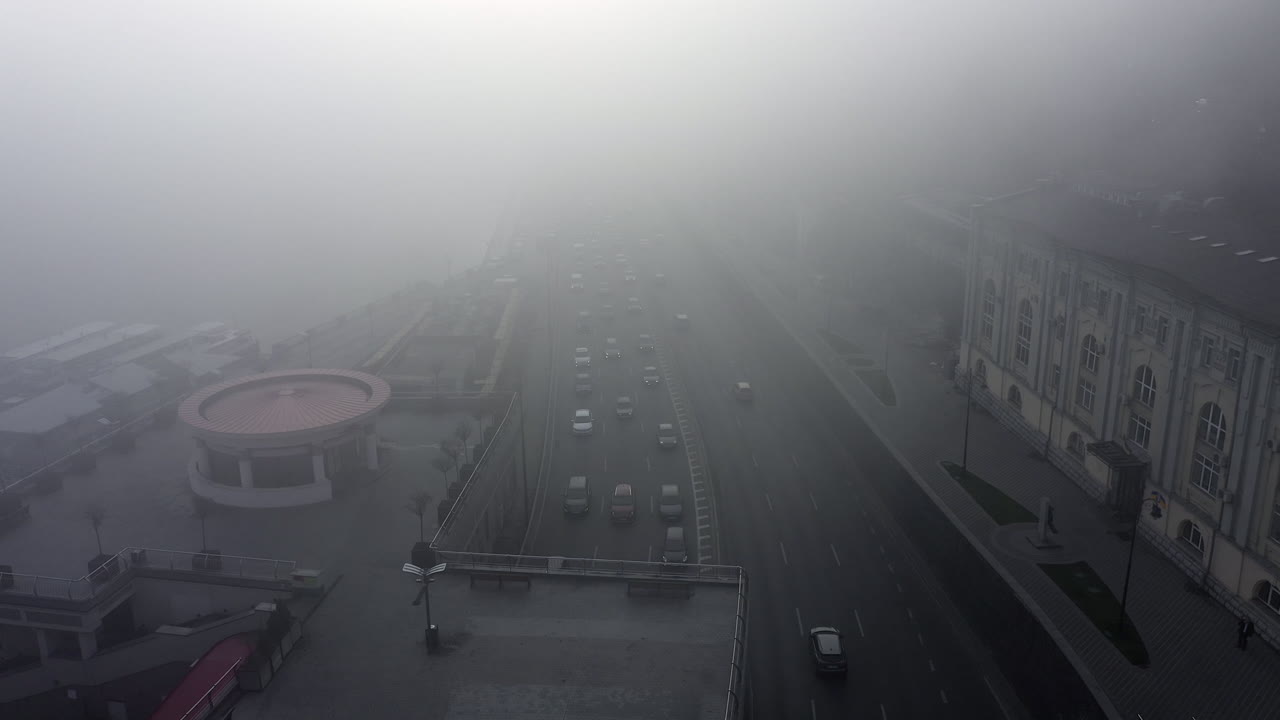 안개가 많은 도시 고속도로