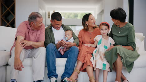 Niños,-Padres-Y-Abuelos-Juntos-En-Un-Sofá