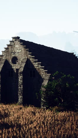 alte steinkirche auf einem feld