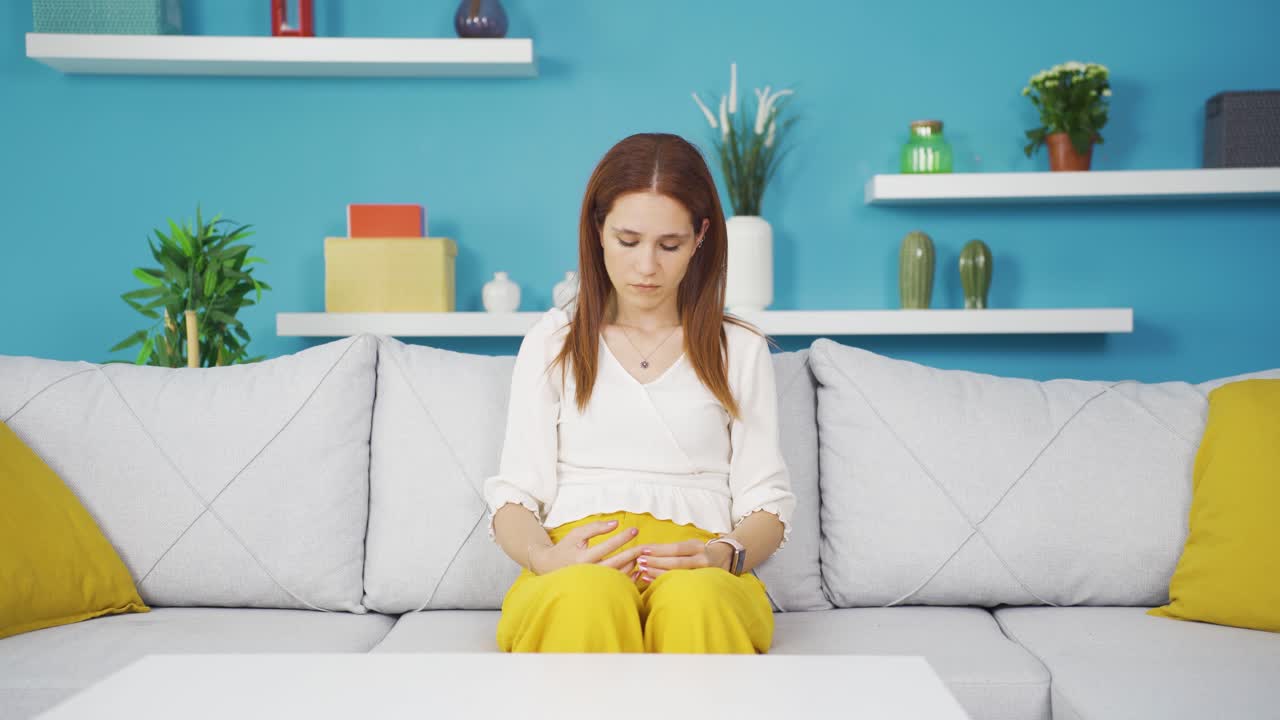 несчастная молодая женщина.