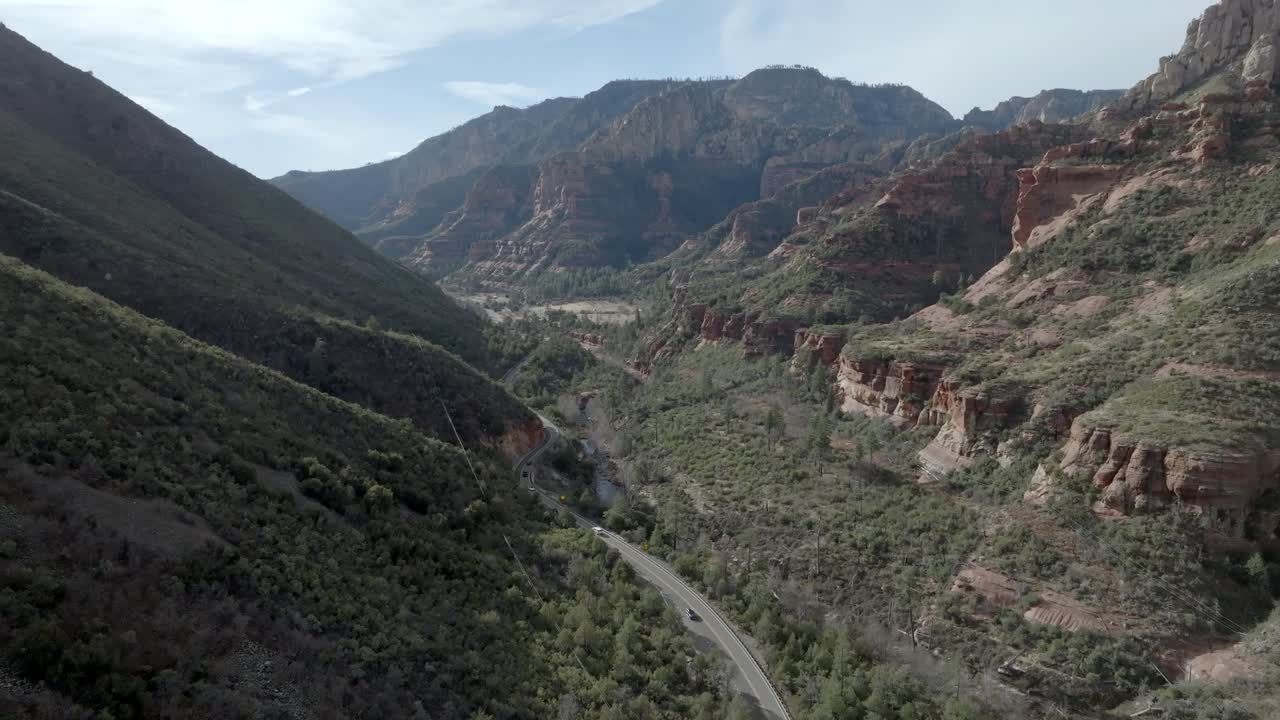 autopista 89a en sedona, arizona con montañas y coches conduciendo con drones video amplia toma estable