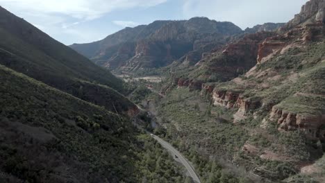 Highway-89A-in-Sedona,-Arizona-with-mountains-and-cars-driving-with-drone-video-wide-shot-stable