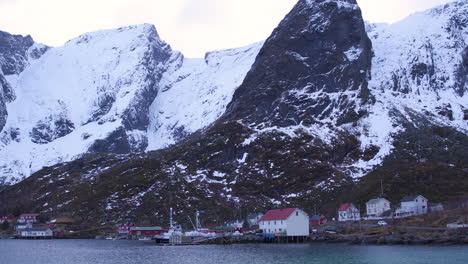 Cinematic-tracking-shot-view-across-the-harbour-in-Reine,-Lofoten