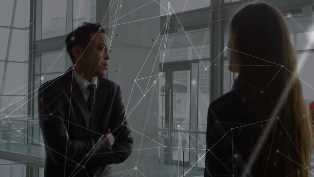 animación de redes de conexiones sobre diversas personas de negocios que hablan en la oficina