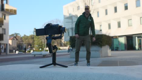 retrato de un hombre usando el mini trípode feiyutech scorp al aire libre en el paisaje urbano