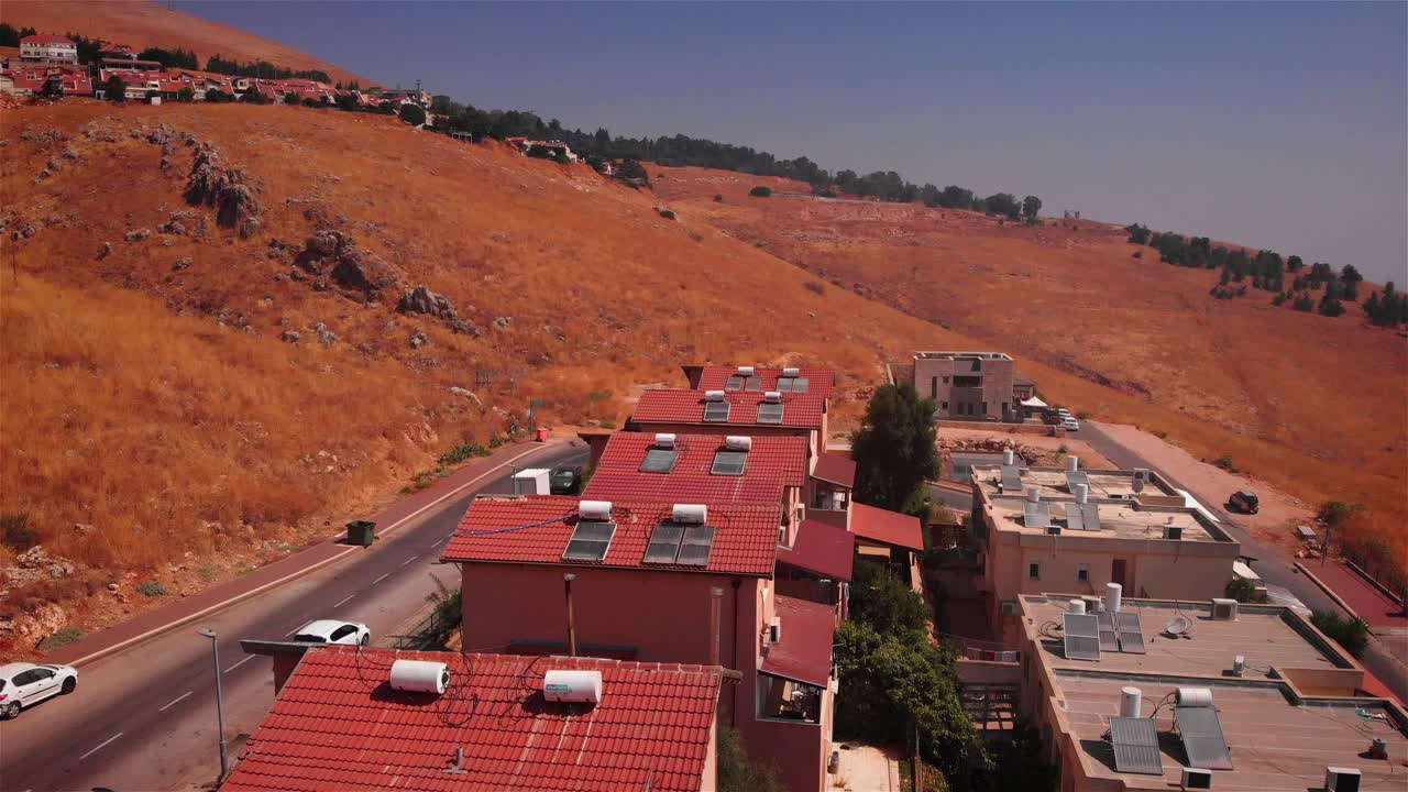 언덕에 태양광 패널이 있는 주택