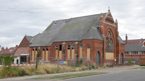 Verlassenes,-Verfallenes-Kirchenkapellengebäude,-Ort-Der-Anbetung-Im-Religiösen-Niedergang