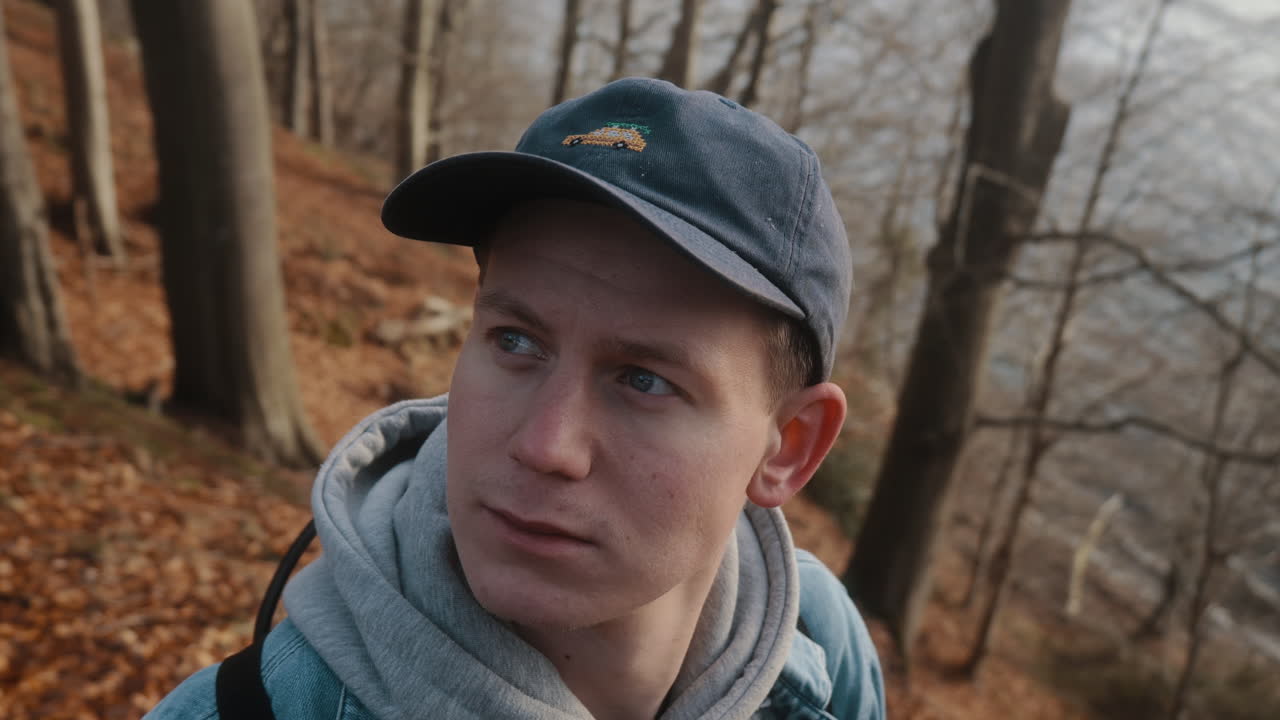 joven con ojos azules mirando hacia arriba pensativamente