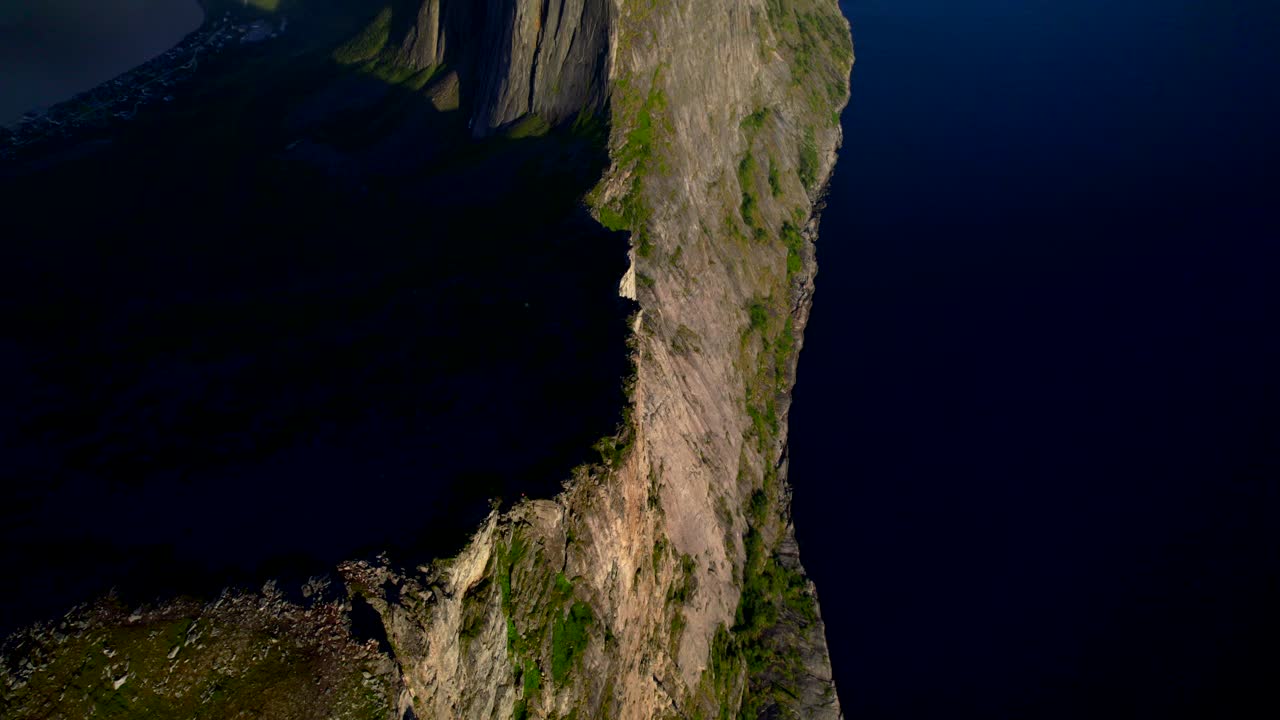 vista aérea a vista de pájaro de una toma reveladora de la famosa montaña segla en la isla de senja noruega con el fiordo y otras montañas que se extienden hasta el horizonte