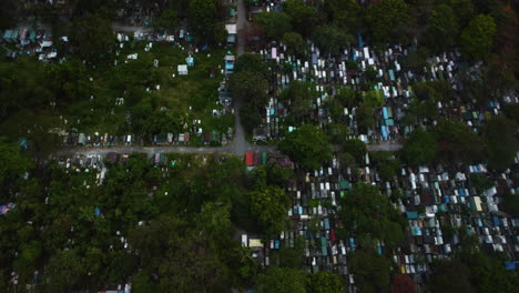 vista aérea con vistas al cementerio del sur de manila, en el nublado makati, filipinas
