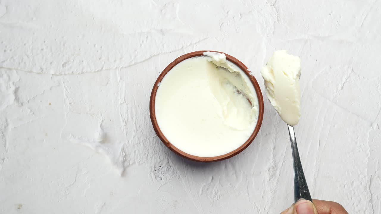 Yogurt fresco in una ciotola sul tavolo