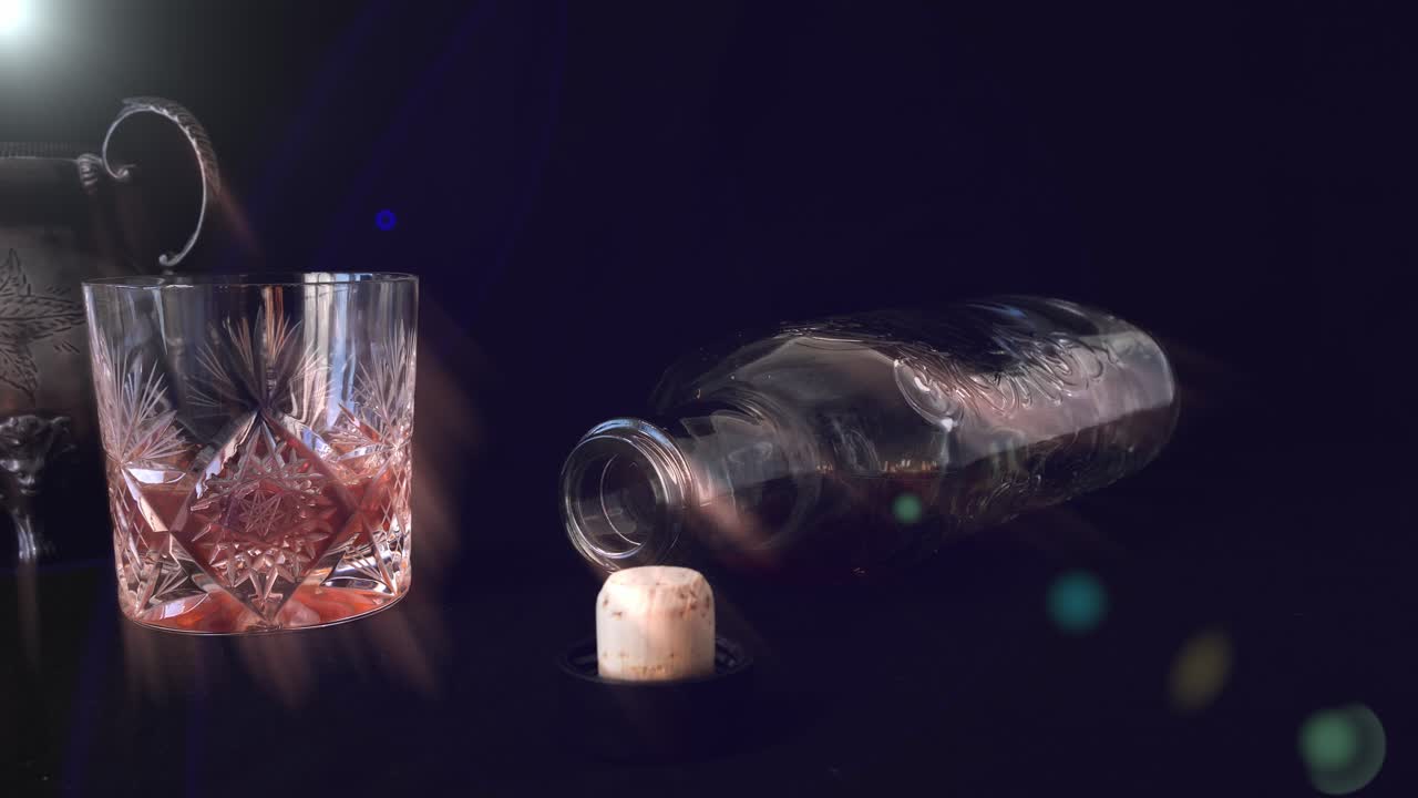 빈 위스키 병과 위스키 한 잔의 정물화 - 화상의 만찬 여파