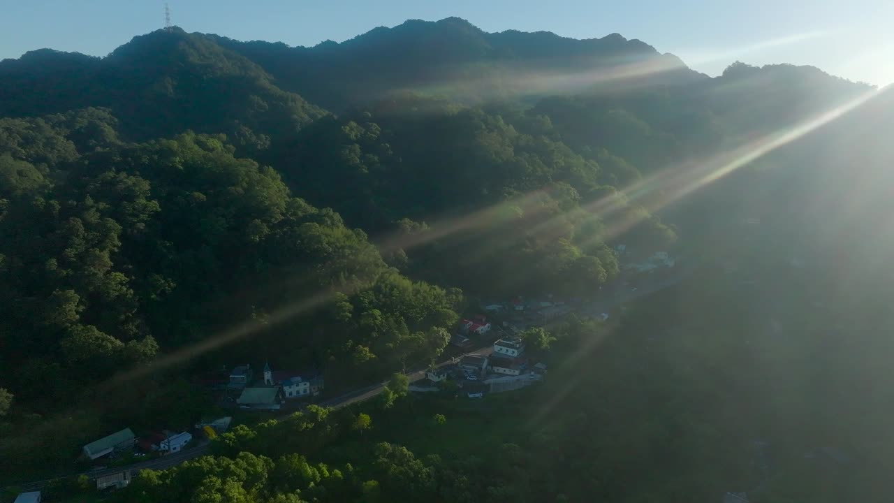 렌즈 플레어와 함께 은 날 마우두 숲의 작은 마을