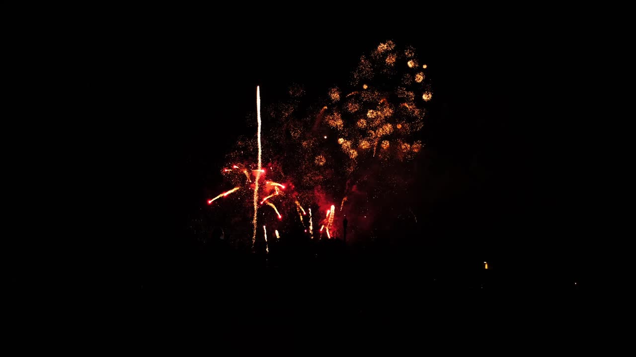 hermosa exhibición de fuegos artificiales con altas serpentinas aéreas y pequeñas explosiones apretadas para complacer a una multitud