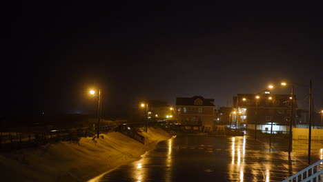 gran tormenta que crea una cadena de relámpagos épica en el cielo sobre un estacionamiento tranquilo en la playa