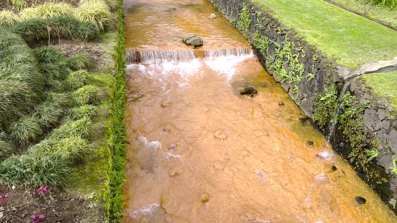 aguas termales medicinales calientes que fluyen en las azores