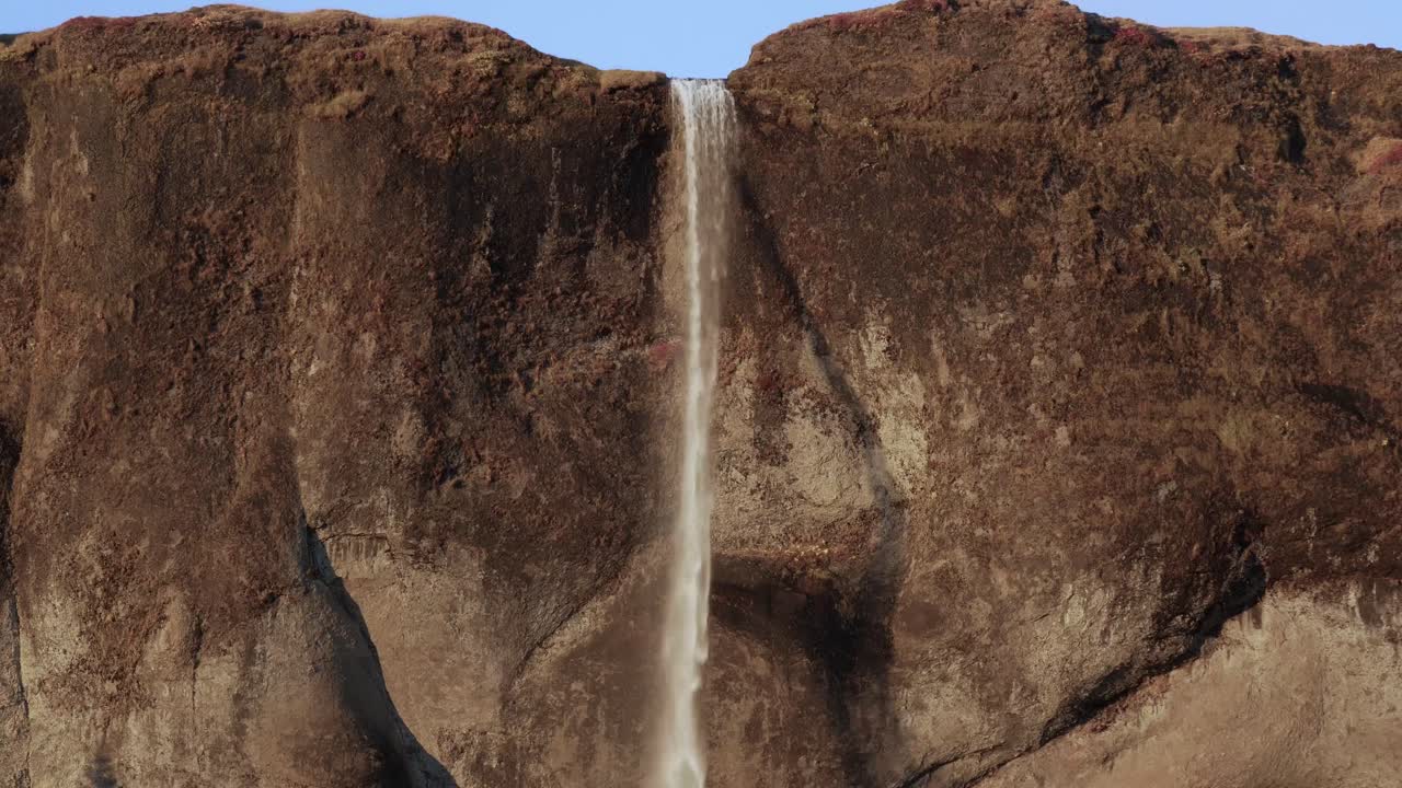 Inquadratura ravvicinata in 4K di un'alta cascata.