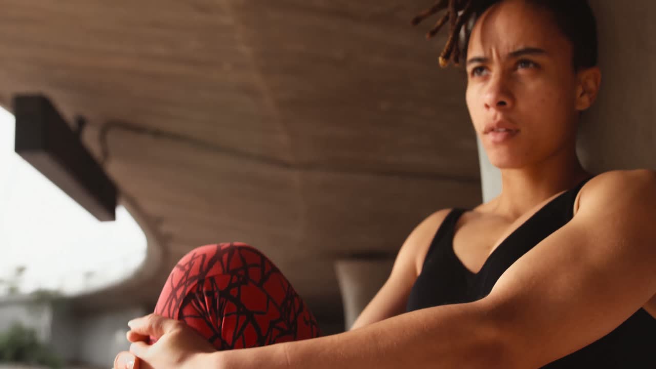 vista frontal de una joven mujer afroamericana haciendo ejercicio en la ciudad 4k