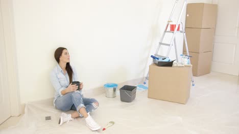 Mujer-Joven-Cansada-Relajándose-Durante-Las-Renovaciones.