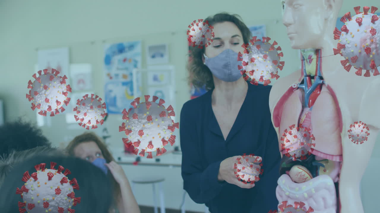 múltiples células de covid-19 flotando contra la maestra que enseña anatomía en la escuela
