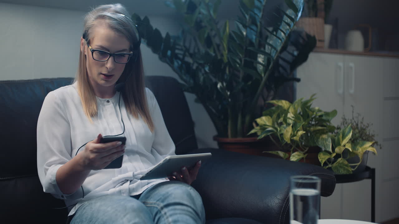 cerrar ow mujer trabajando en call center 1