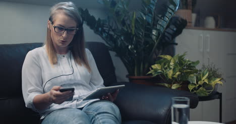 Close-Up-Ow-Woman-Working-In-Call-Center-1