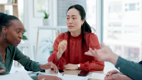 Büro,-Chaos-Und-Asiatische-Frau-Mit-Kopfschmerzen