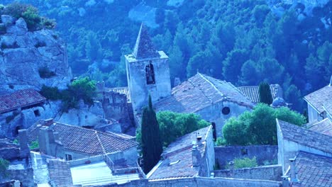 Drone-Disparó-Sobre-Los-Tejados-De-Un-Pequeño-Pueblo-Francés-Con-Iglesia-Y-Campanario