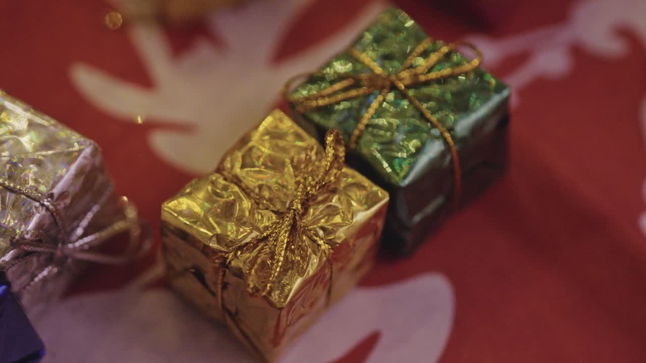 árbol de navidad y adornos con luces