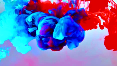 resolución 4k 60fps alta definición. fondo abstracto, rojo y azul está mezclando transición de humo. forma abstracta aislada en fondo oscuro. movimiento líquido se está moviendo más amplio