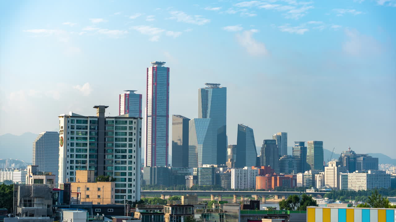 분주한 여의도 비즈니스 지구가 대한민국 서울의 놀라운 일출 시간 경과로 되살아나는 것을 보십시오.