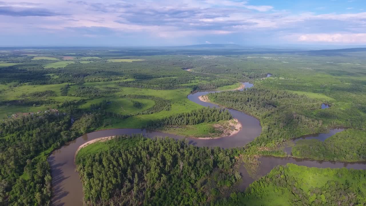paisaje aéreo con un pequeño río sinuoso