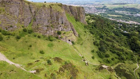 Vista-Aérea-De-La-Cueva-Inferior-En-Cavehill,-Con-Vistas-A-La-Ciudad-De-Belfast,-Irlanda-Del-Norte