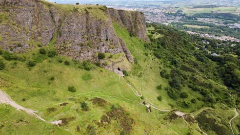 vista aérea de la cueva inferior en cavehill, con vistas a la ciudad de belfast, irlanda del norte
