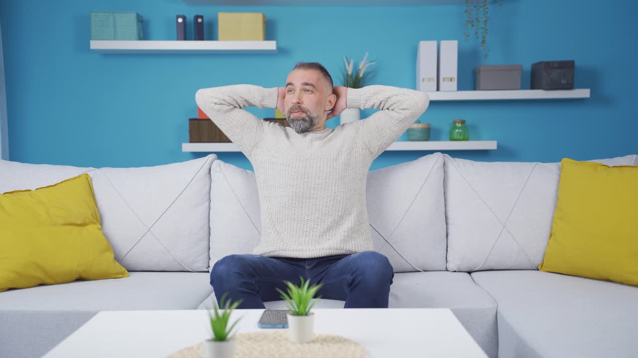 ⁇ 드폰을 보고 있는 남자는 흥분해서 기다리고 있습니다.