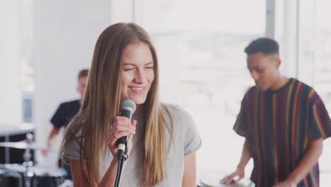 estudiantes de la escuela de artes escénicas tocando en la banda en el ensayo