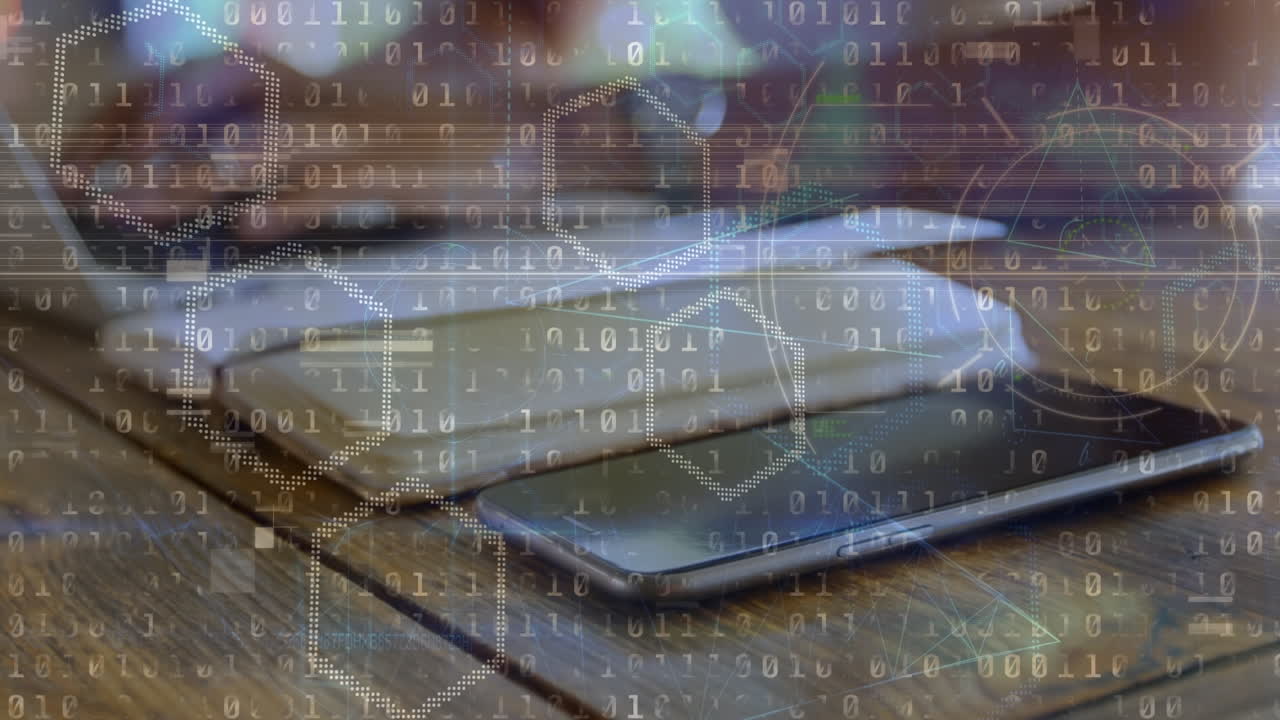 노트북을 사용하는 두 인종 여성의 손에 대한 화학 공식과 이진 코드의 애니메이션