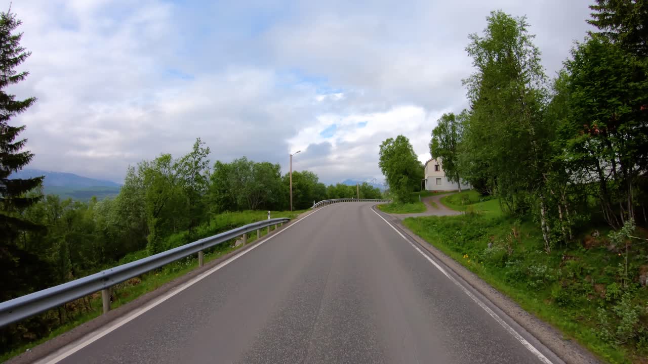 노르웨이의 도로에서 자동차를 운전하는 차량 시야