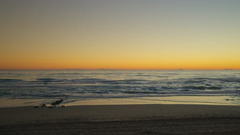 Leerer-Strand-Während-Der-Abenddämmerung