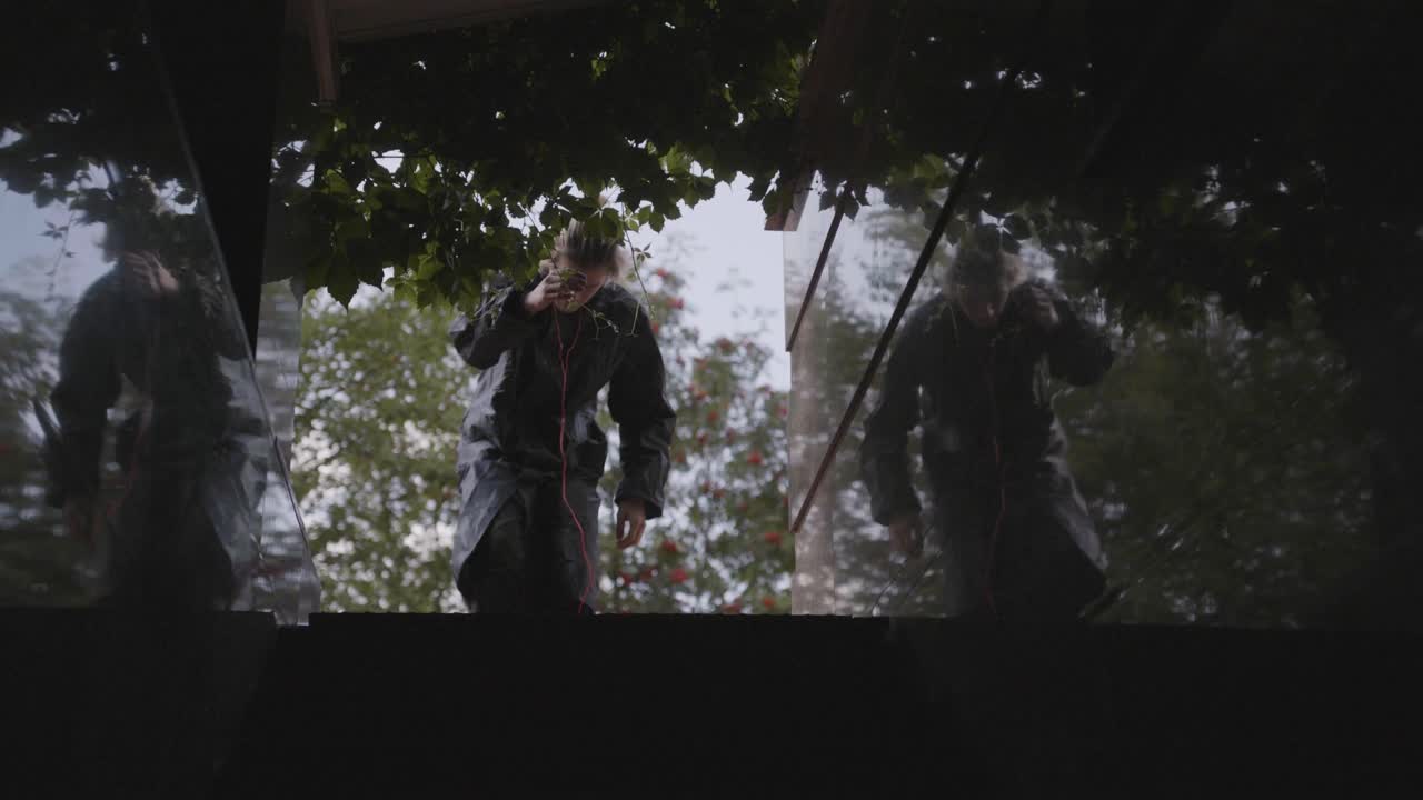 건물 위층 을 고 있는 사람