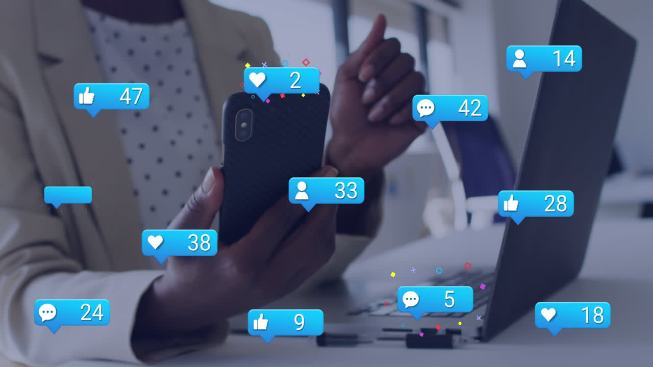 animación de iconos de redes sociales en la sección media de una mujer afroamericana usando un teléfono inteligente en la oficina.
