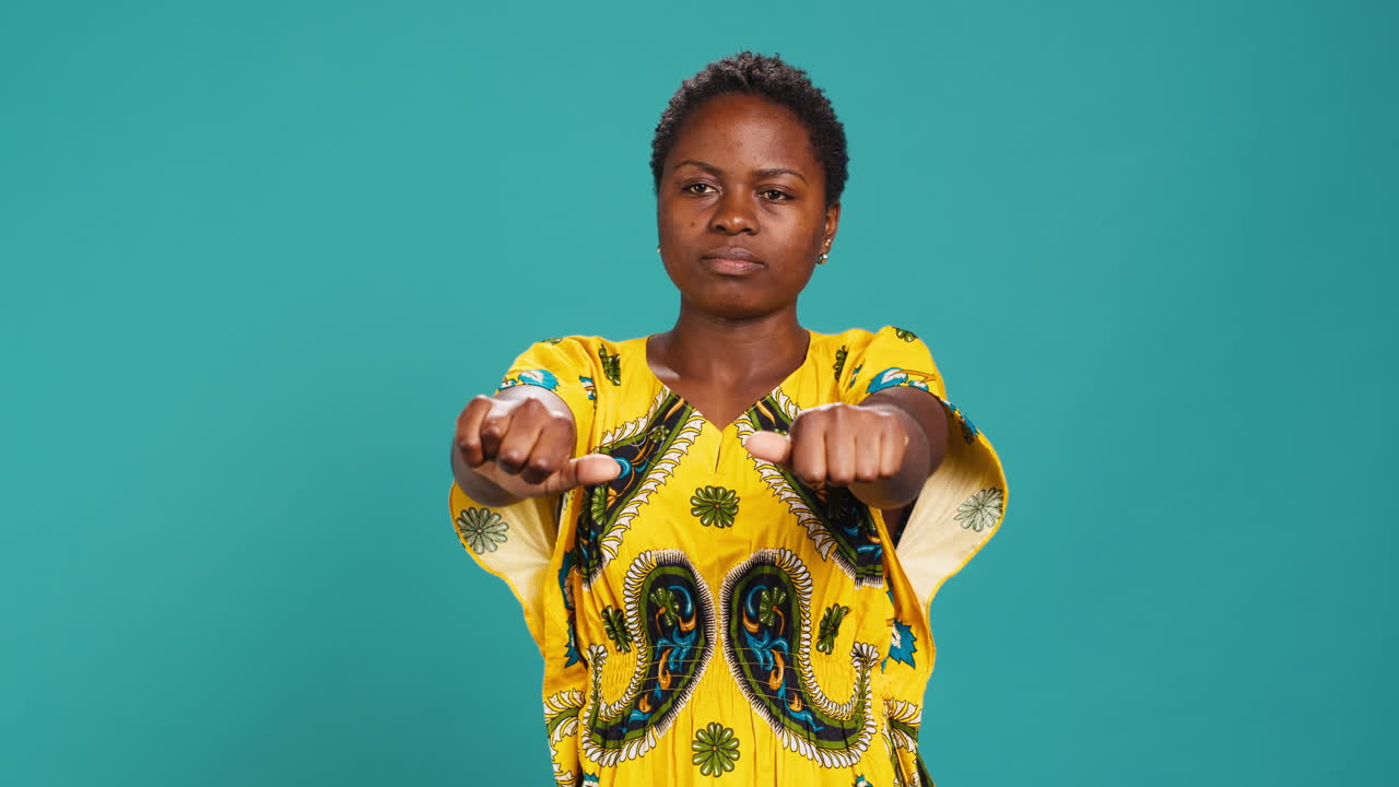 persona insatisfecha mostrando el pulgar hacia abajo símbolo en el estudio