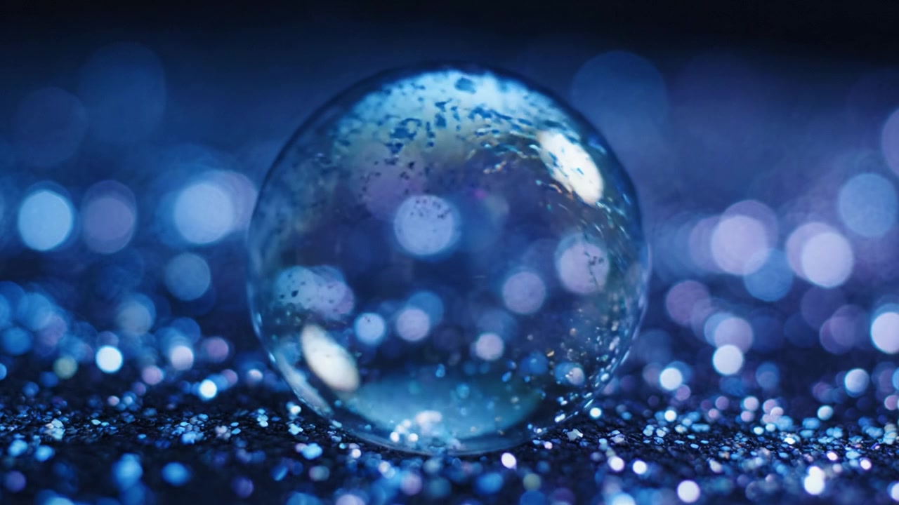 Un Magnifico Primo Piano di una Bolla Scintillante Catturata in Mezzo a uno Sfondo Abbagliante di Luci Blu e Viola Scintillanti, Evidenziando la Bellezza della Rifrazione e della Riflessione